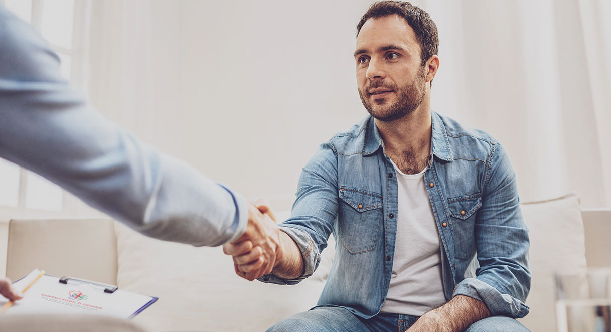 paziente stringe la mano allo psichiatra